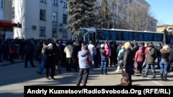 Мітинг біля Луганської ОДА, 10 березня 2014 року. Учасники мітингу не пропускають автобус з міліцією