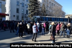 Мітинг біля Луганської ОДА, 10 березня 2014 року. Учасники мітингу не пропускають автобус з міліцією