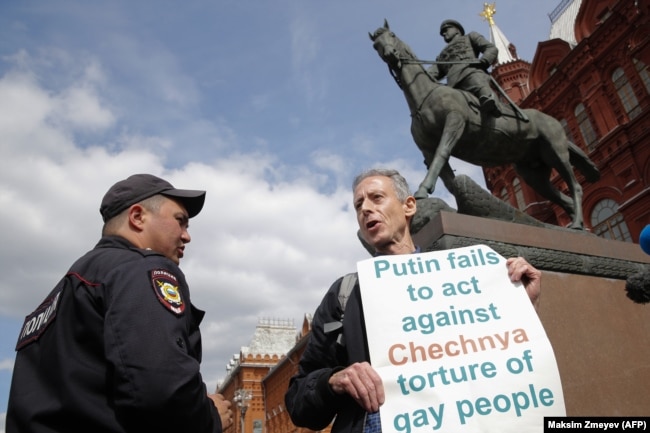 L'attivista britannico per i diritti dei gay Peter Tatchell organizza una protesta anti-Putin davanti a un monumento al maresciallo sovietico Georgy Zhukov in piazza Manezhnaya a Mosca nel 2018.