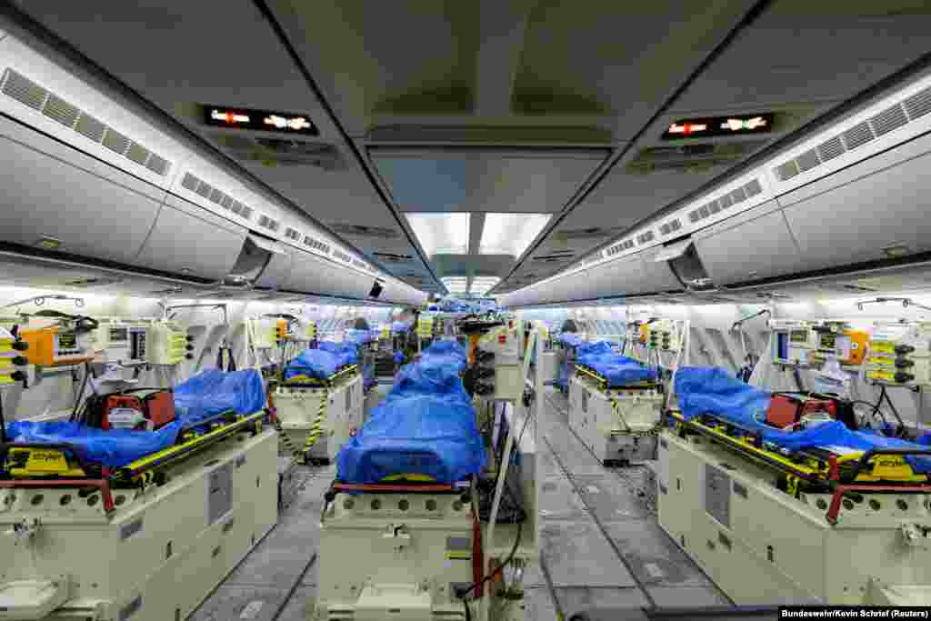 O aeronavă germană Airbus, de evacuare medicală, se pregătește să decoleze la Bergamo, Italia, pe 28 martie.
