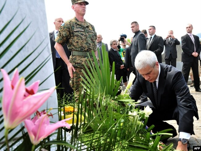 Boris Tadić polaže cveće u Memorijalnom centru Srebrenica-Potočari, 11. jula 2010.