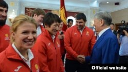 Президент Атамбаев Бразилиядагы Олимп оюндарына жөнөп жаткан спортчулар менен