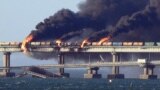 Пожар на Керченском мосту после взрыва 8 октября 2022 года