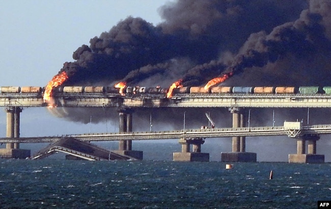 Пожар на Керченском мосту после предполагаемой украинской диверсии, 8 октября 2022 года
