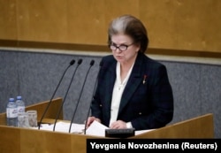 Valentina Tereșkova propunând în Duma de Stat modificări constituționale care pot să-i permită lui Putin acumularea altor mandate prezidențiale