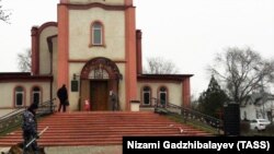 Полицейский у православной церкви в Кизляре после расстрела прихожан. 19 февраля 2018 года.