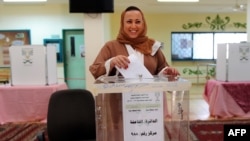 یکی از شعبه‌های رأی‌گیری در جده/ این نخستین بار بود که زنان در یک انتخابات در عربستان سعودی مشارکت داشتند.