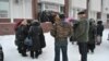 Южную Осетию накрыл снежный циклон. Но, несмотря на то, что на улице минусовая температура и метет метель, у входа в Банк республики толпятся жители города