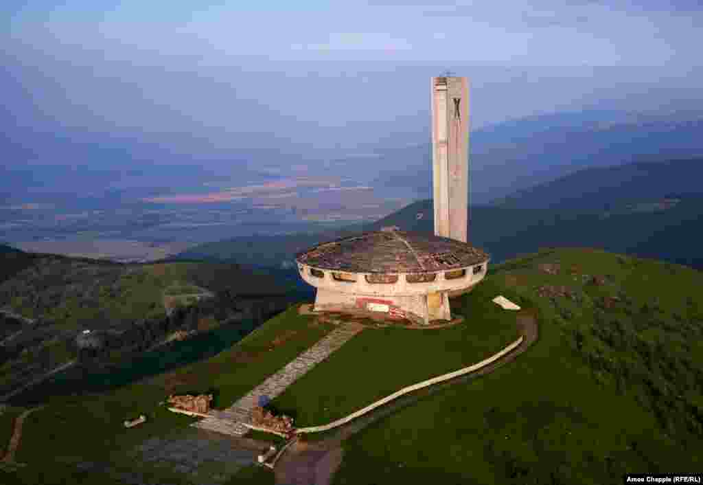 Балқан тауы, Болгария. Бузлуджа (1441 метр) тауында қараусыз қалған ескерткіш. Ол Болгария коммунистік партиясының құрметіне 1980 жылы салынған.&nbsp;
