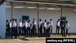 Мальчики села Шукырсай, ждущие автобус, чтобы добраться до школы в соседнем селе. Южно-Казахстанская область, 14 сентября 2017 года.