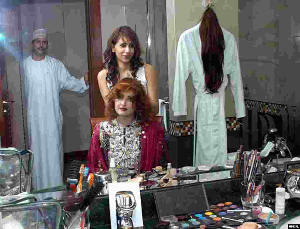 هلا بنت حسین چهار سال پیش از مسقط پایتخت عمان به دوبی آمده و استاد آرایش است