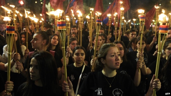 Armenia -- People take part in the torchlight procession as they mark the anniversary of the killing of 1.5 million Armenians by Ottoman forces in Yerevan, April 23, 2017