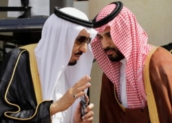 Король Саудовской Аравии Салман ибн Абдул-Азиз Аль Сауд (слева) и его сын, Мухаммад бин Салман