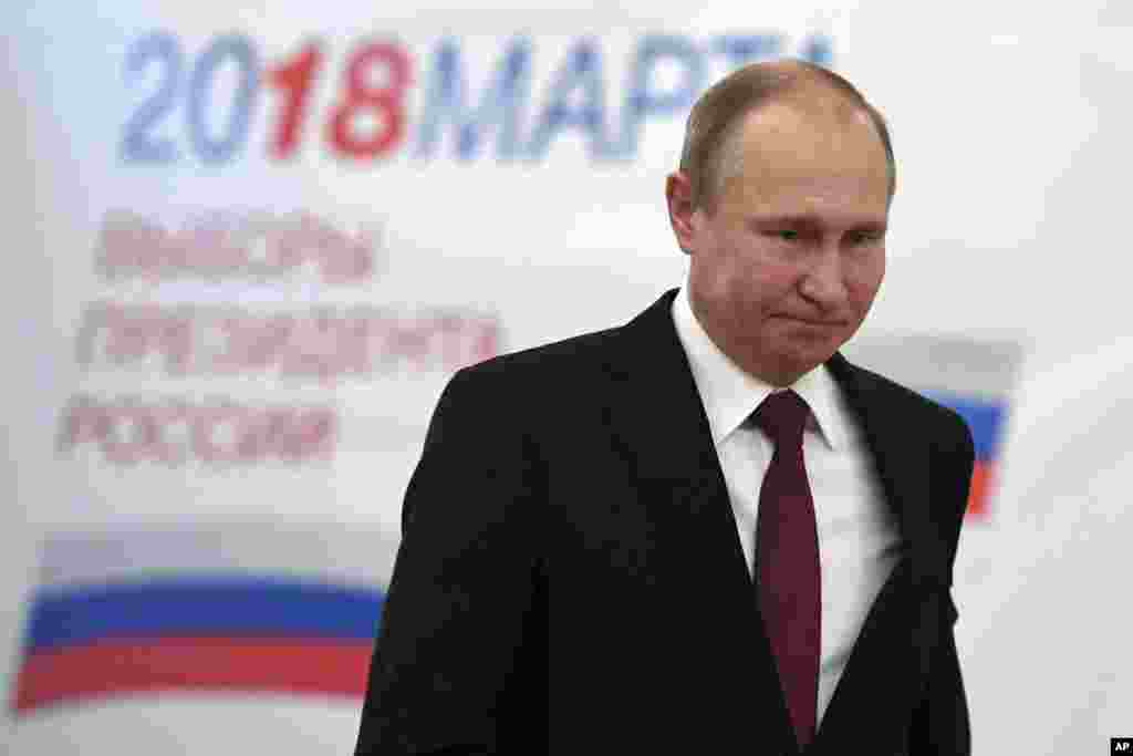 Russiýanyň prezidenti Wladimir Putin Moskwada saýlaw uçastogynda ses berýär. (AP/Yuri Kadobno)
