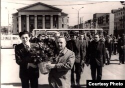 Іван Шамякін ускладае кветкі да помніка Якубу Коласу. 1982 г. Фота Ўладзімера Крука. З фондаў БДАМЛМ