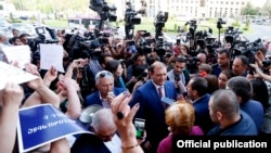 Armenia - Yerevan Mayor Taron Markarian speaks to reporters outside his headquarters, 16 May 2018.