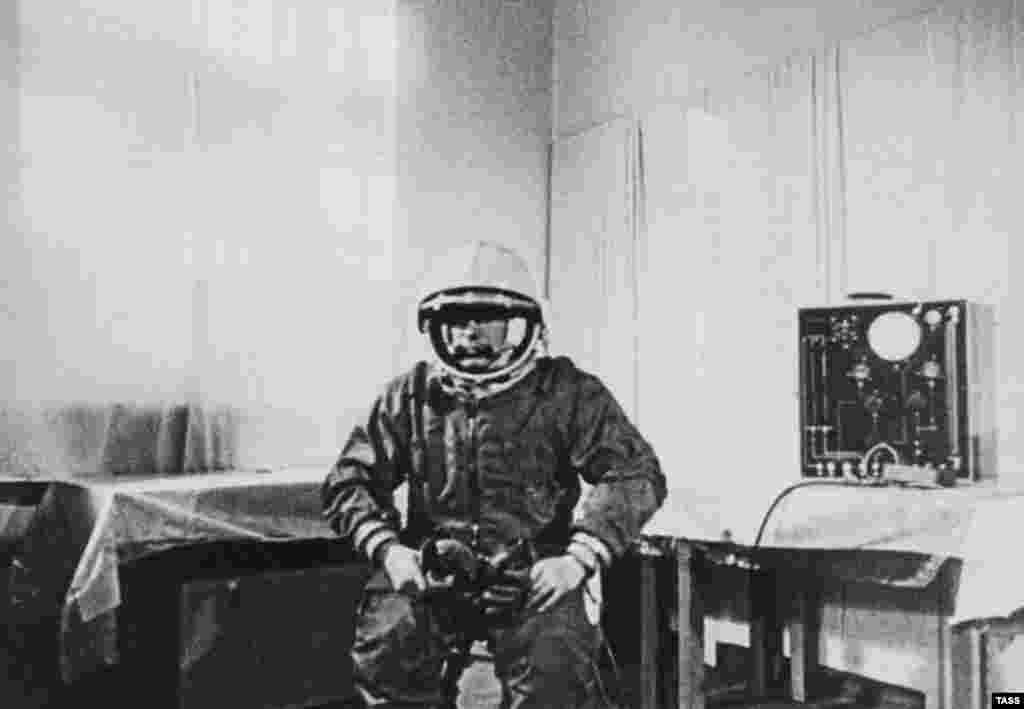 Байқоңыр ғарыш айлағында киінген Гагарин. 1961 жылы 12 сәуірде ол Восток-1 ғарыш капсуласымен Жер орбитасын бір рет айналып шықты.&nbsp;