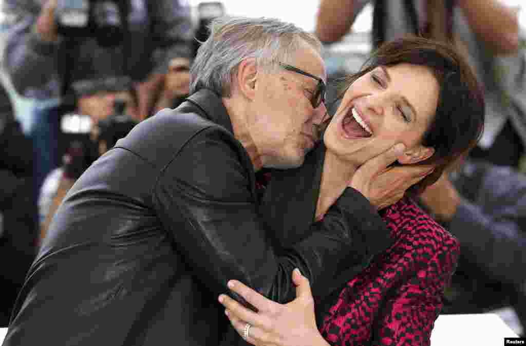 Cast member Fabrice Luchini (left) kisses actress Juliette Binoche during a photocall for the film Ma Loute (Slack Bay) in competition during the 69th Cannes Film Festival in Cannes, France. (Reuters/Yves Herman)