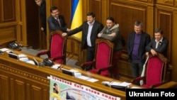 Опозиційні депутати заблокували парламент після того, як питання про призначення виборів у Києві не набрало достатньо голосів