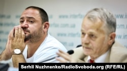 Лидер крымскотатарского народа Мустафа Джемилев (справа) и водитель Ахтем Мустафаев на пресс-конференции в Киеве, 10 июля 2018 года