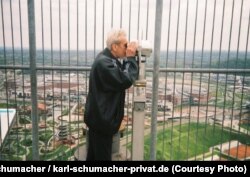 Станислав Петров на смотровой площадке в немецком Оберхаузене, декабрь 1998 года. Фото из личного архива Карла Шумахера.