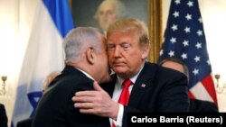 Donald Trump (sağda) İsrail baş naziri Benjamin Netanyahu ilə Ağ Evdə görüşüb