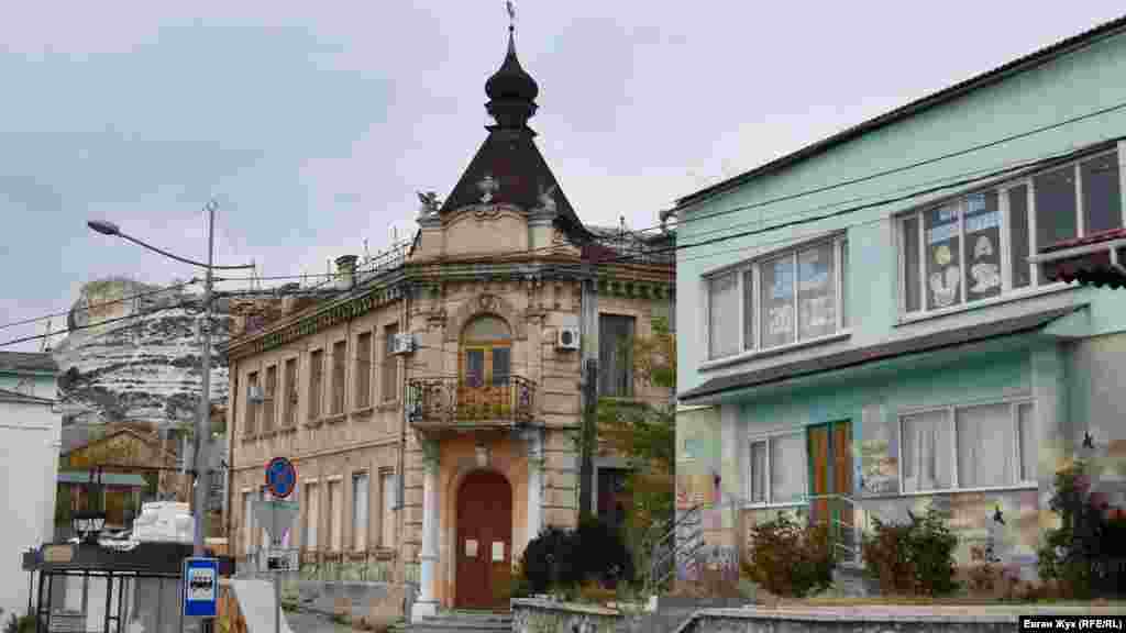 Bağçasaray vatandaş vaziyetini qayd etüv organı (ZAGS) 1909 senesi qurulğan ve ekinci gildiya bazırgânı, Bağçasaray şeeriniñ ürmetli vatandaşı, belli cemaat erbabı, iş adamı ve metsent Dmitriy İliç Paçacige ait binada yerleşe