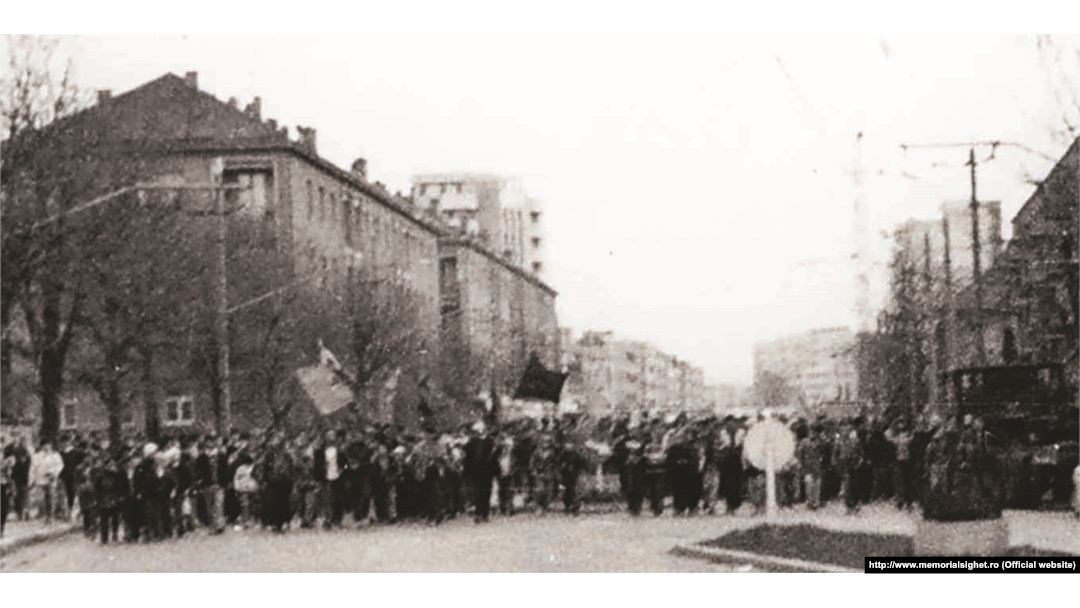 Mulțimea de oameni ieșită în stradă la Brașov, în 1987, a scandat pentru prima dată împotriva regimului condus de Nicolae Ceaușescu. Autoritățile au suprimat violent protestele.