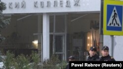 Российские полицейские за пределами поврежденного здания Керченского колледжа