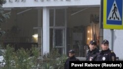 Російські силовики у будівлі коледжу, де сталося масове вбивство. Керч, 18 жовтня 2018 року