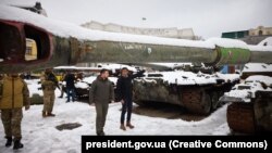 Ukrainian President Volodymyr Zelenskiy (left) and British Prime Minister Rishi Sunak tour an exhibition of destroyed Russian military equipment in Kyiv on November 19.
