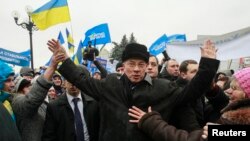 Украина премьер-министрі Николай Азаров үкіметті қолдайтын шерушілермен бірге. Киев, 16 қаңтар 2014 жыл.