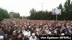 Бишкекте Айт намазын окуу үчүн чогулгандар. 5-июль, 2016-жыл. 
