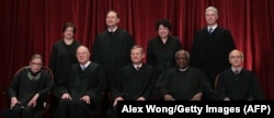 Membri Curții Supreme americane, iunie 2020 (RGB prima din stânga, în centru, așezat, președintele Curții Supreme, John G. Roberts)