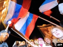 Putinove pristalice slave pobedu u Moskvi 6. decembra 2011.