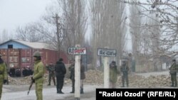 Tajikistan, Sughd, tajik and kyrgyz army in Vorukh, Isfara, border, 18.12.2013