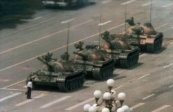 На площі Тяньаньмень протестувальник перед колоною танків. 5 червня 1989 року