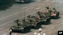 la 5 iunie 1989 în Piața Tiananmen un student se opune tancurilor