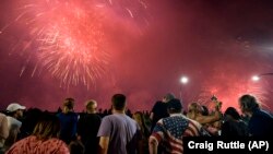 Focuri de artificii în Manhattan cu ocazia Zilei Independenței 