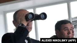 Prezident Vladimir Putin və Baş Qərargah rəisi Valeri Qerasimov Rusiya ordusu və donanmasının təlimlərini izləyir.