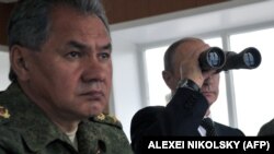 Президент России Владимир Путин (справа) и министр обороны России Сергей Шойгу на военных учениях на Дальнем Востоке. Чита, 17 июля 2013 года.