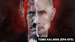 Плакат с изображением президента России Владимира Путина во время акции протеста у посольства России в Латвии против российского вторжения в Украину. Рига, 17 марта 2022 год