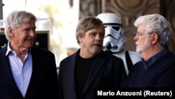  Харисън Форд, Марк Хамил, който изигра Люк Скайукър, и Джордж Лукас през 2018 година 