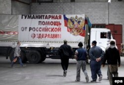 Одна из машин российского "гуманитарного конвоя" в Донецке