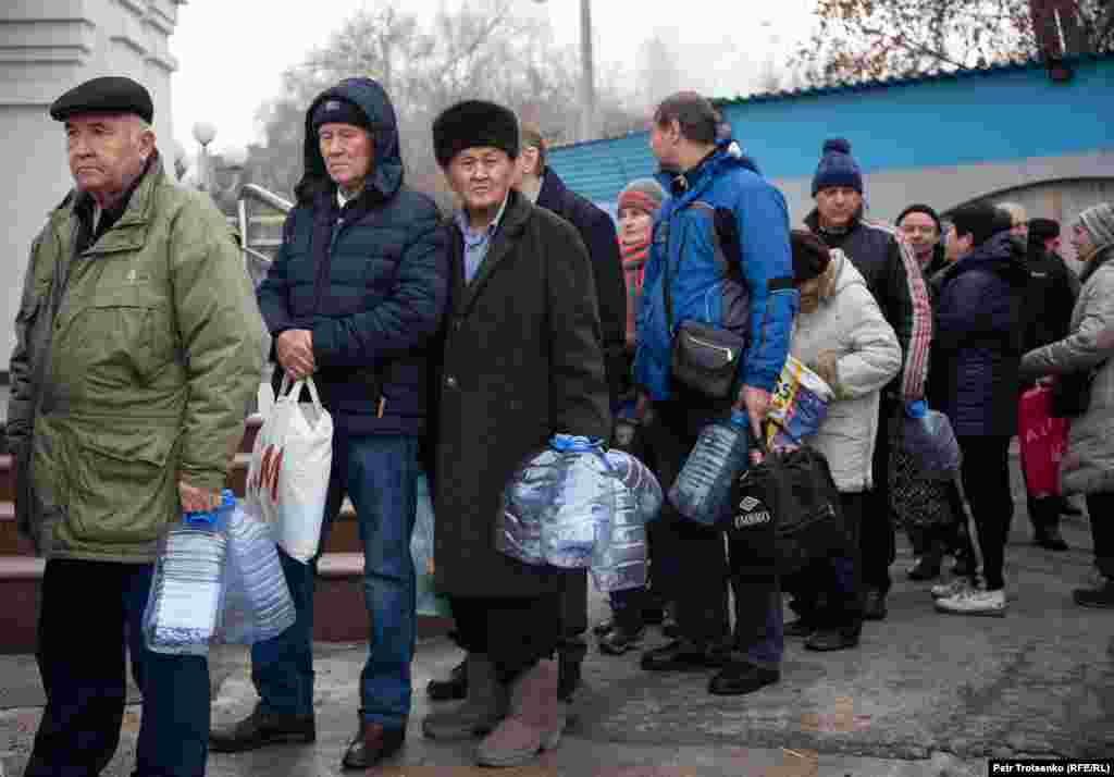 Православные верят в чудодейственные свойства крещенской воды, которую используют во время различных религиозных обрядов, например освящения квартир, а также в "целебных" целях: чтобы "прогнать нечисть" или "снять сглаз". Алматы, 19 января 2019 года.