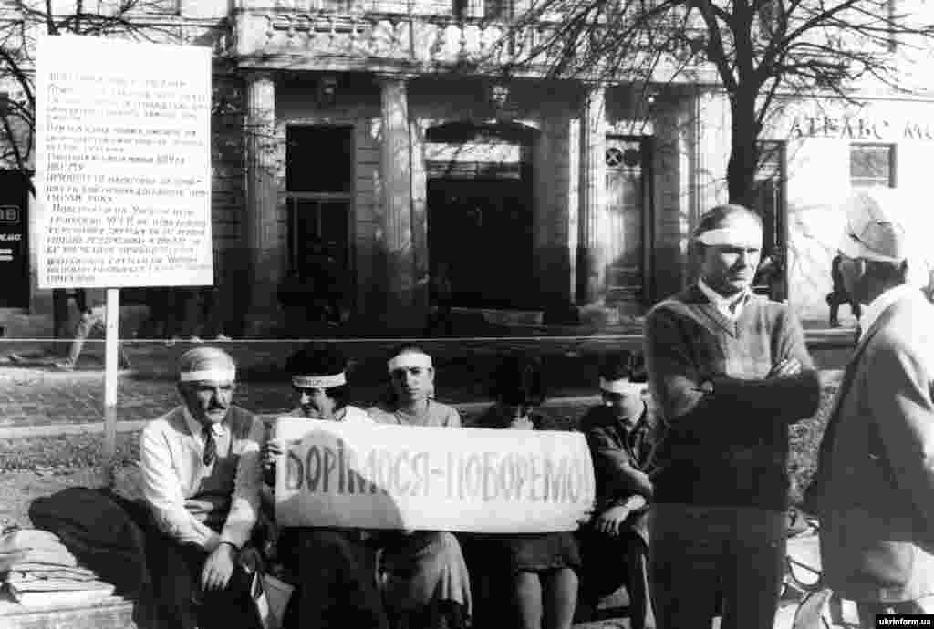 На фото, зокрема, львівські студенти під час голодування в Києві