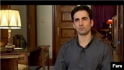 تلویزیون دولتی ایران ویدیویی از فردی به نام امیر میرزایی حکمتی پخش کرد که به جاسوسی برای آمریکا متهم شده است.