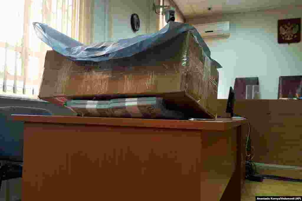 РУСИЈА - Фотографија од картонската кутија со 2 милиона долари во готовина. Руското Обвинителство тврди дека тие пари биле поткуп за поранешниот министер за економски развој Алексеј Уљукаев, кому му се суди за корупција.