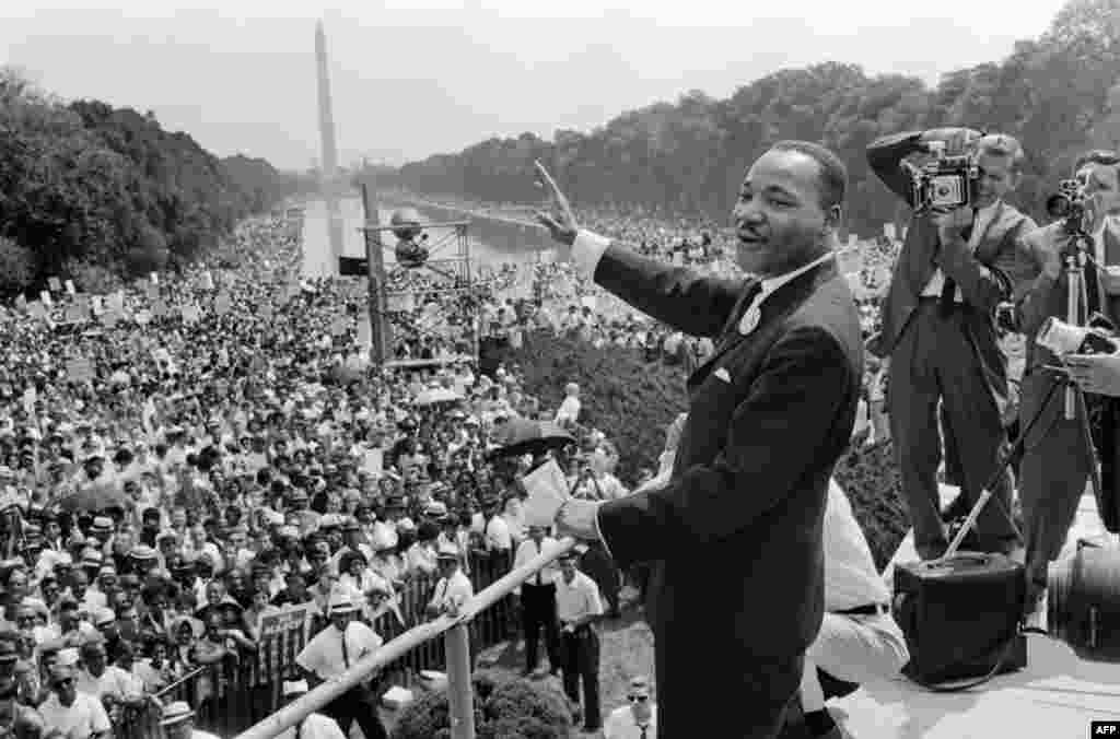 28 avqust 1963-cü il. Martin Luther King Vaşinqtonda tərəfdarları qarşısında mitinqdə çıxış edir.