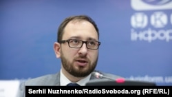 Полозов наголосив, що слідчі за майже 2,5 місяці так і не дали жодного дозволу військовим на побачення або телефонні переговори.